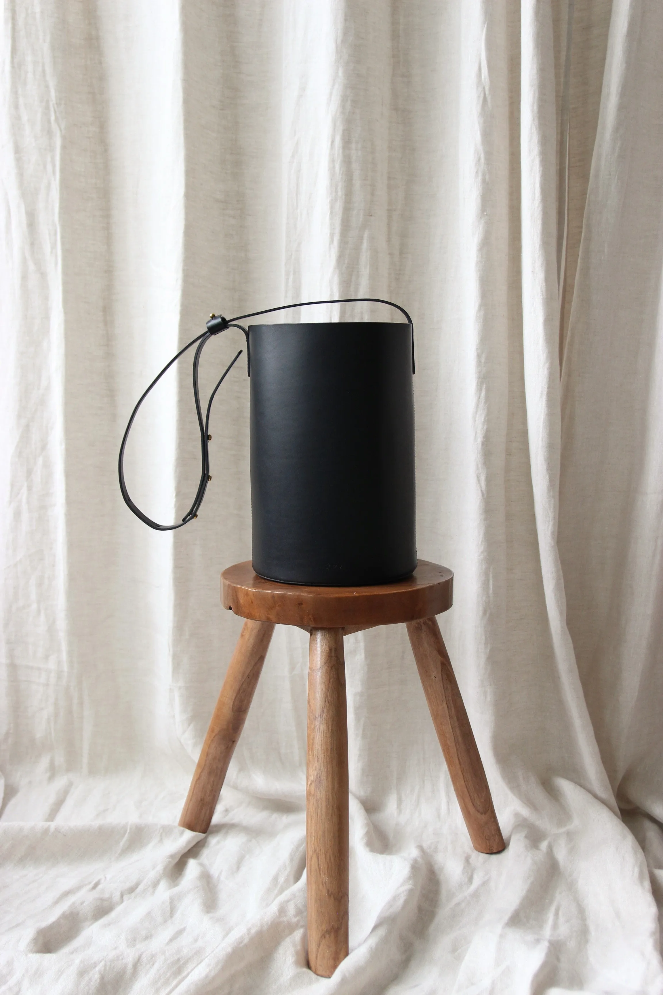 Round leather bucket bag black