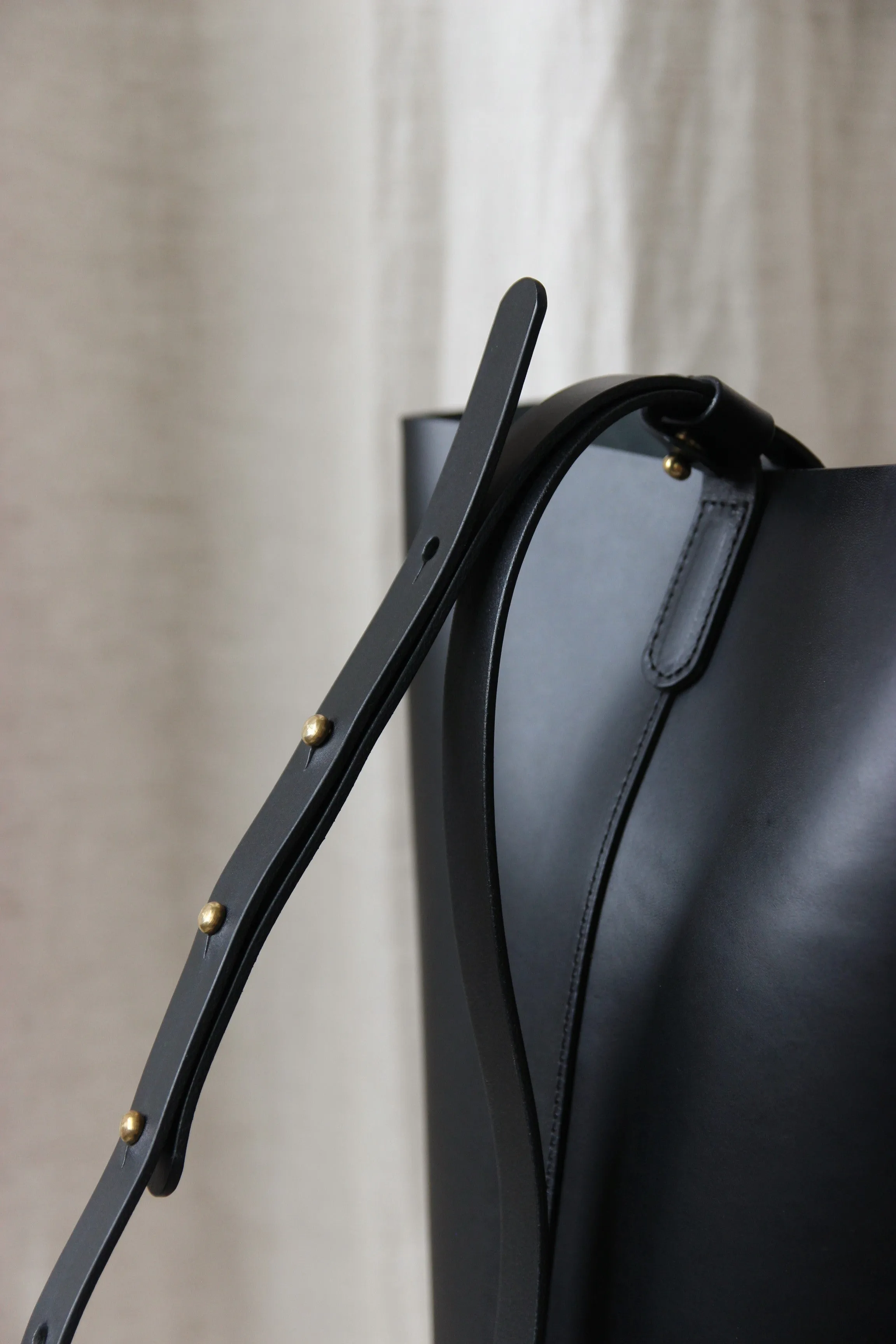 Round leather bucket bag black