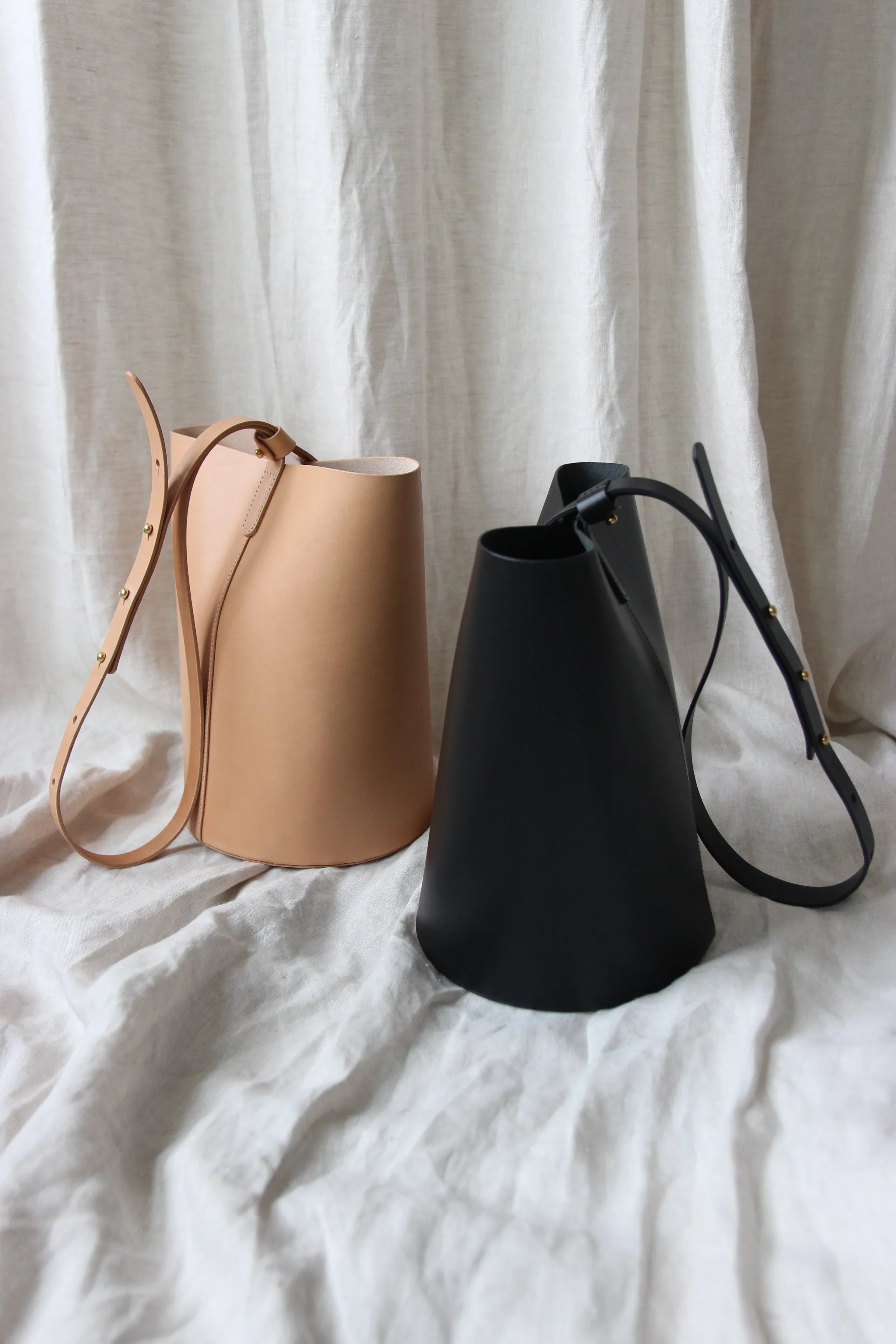 Round leather bucket bag black