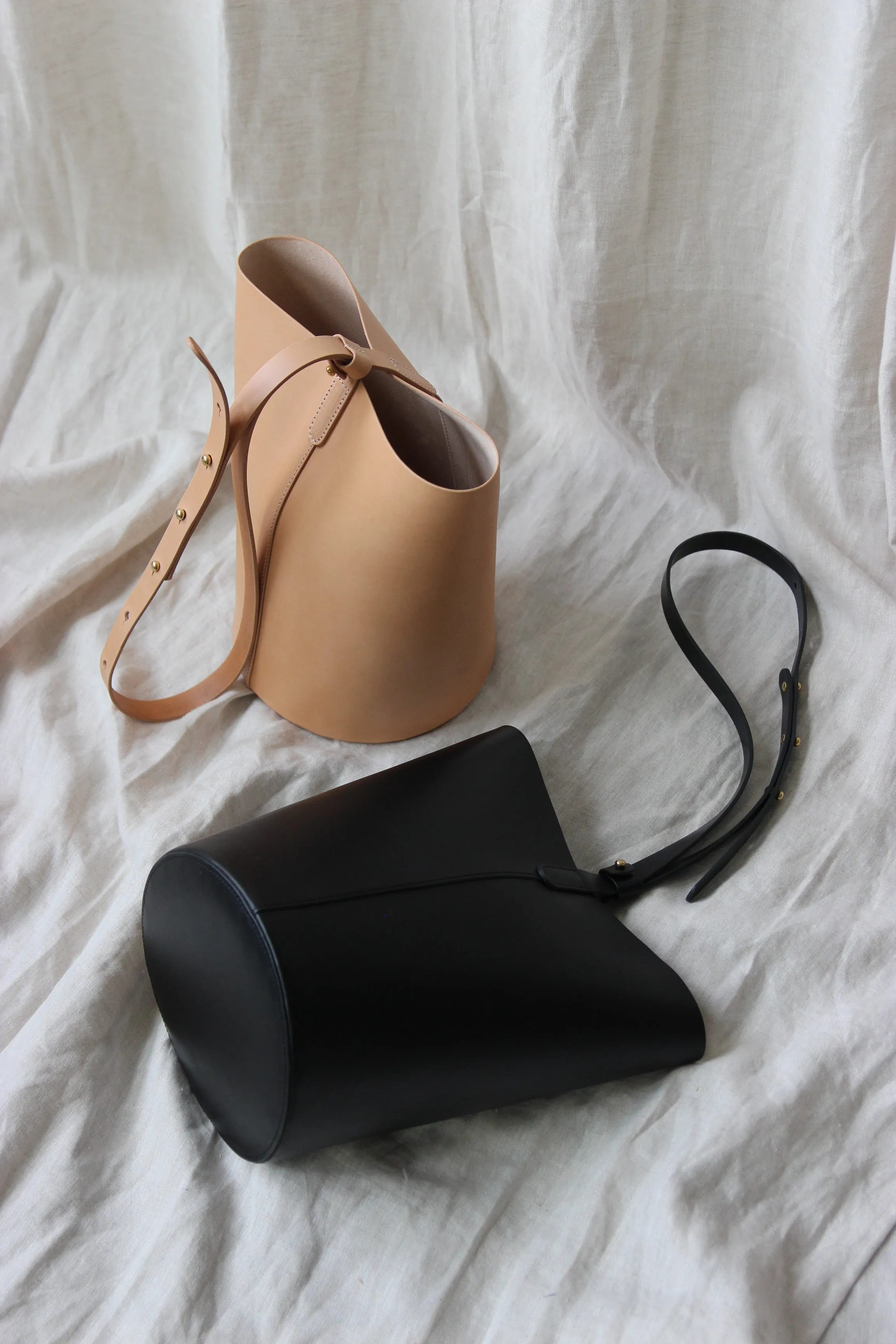 Round leather bucket bag black