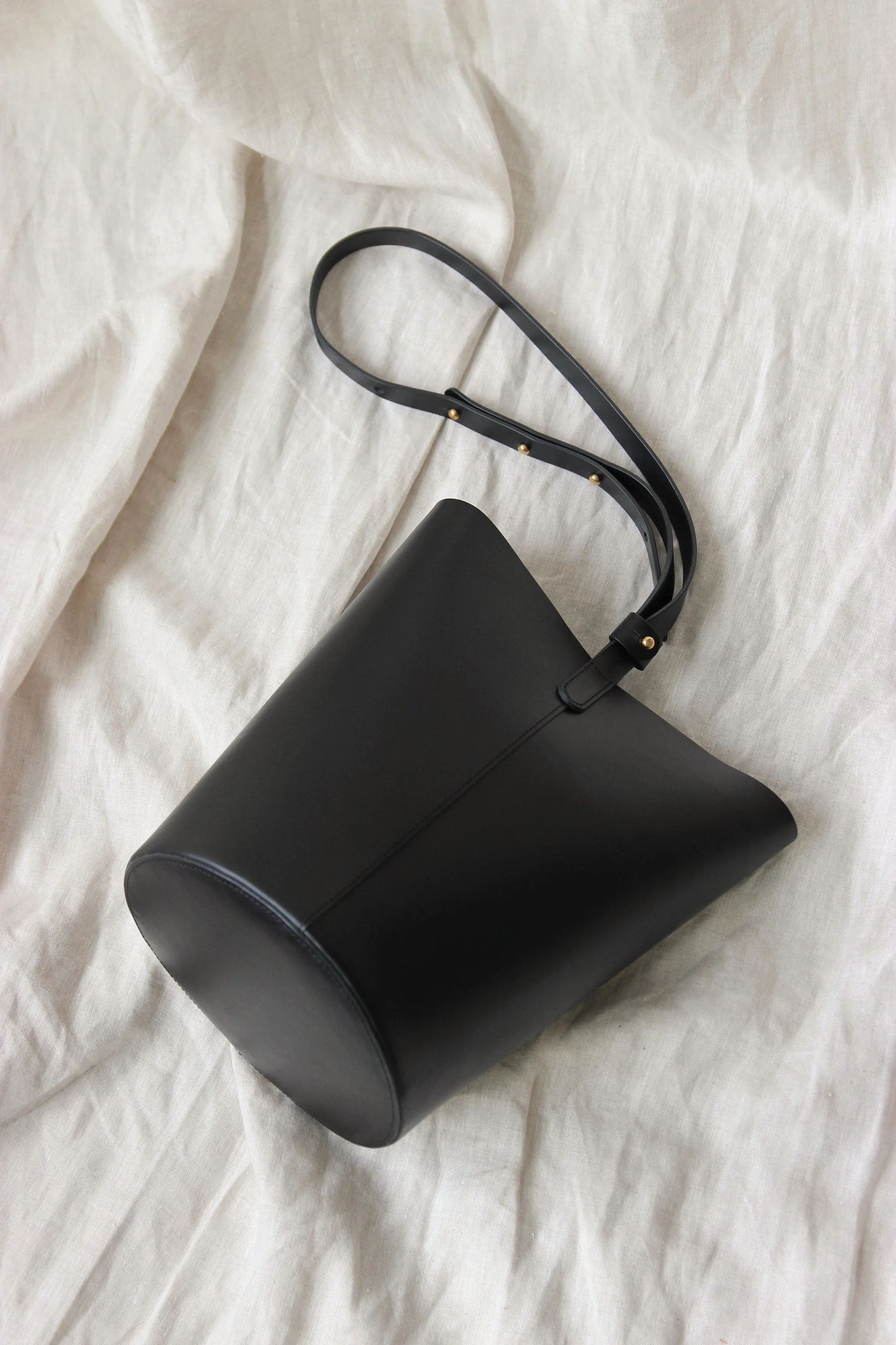 Round leather bucket bag black