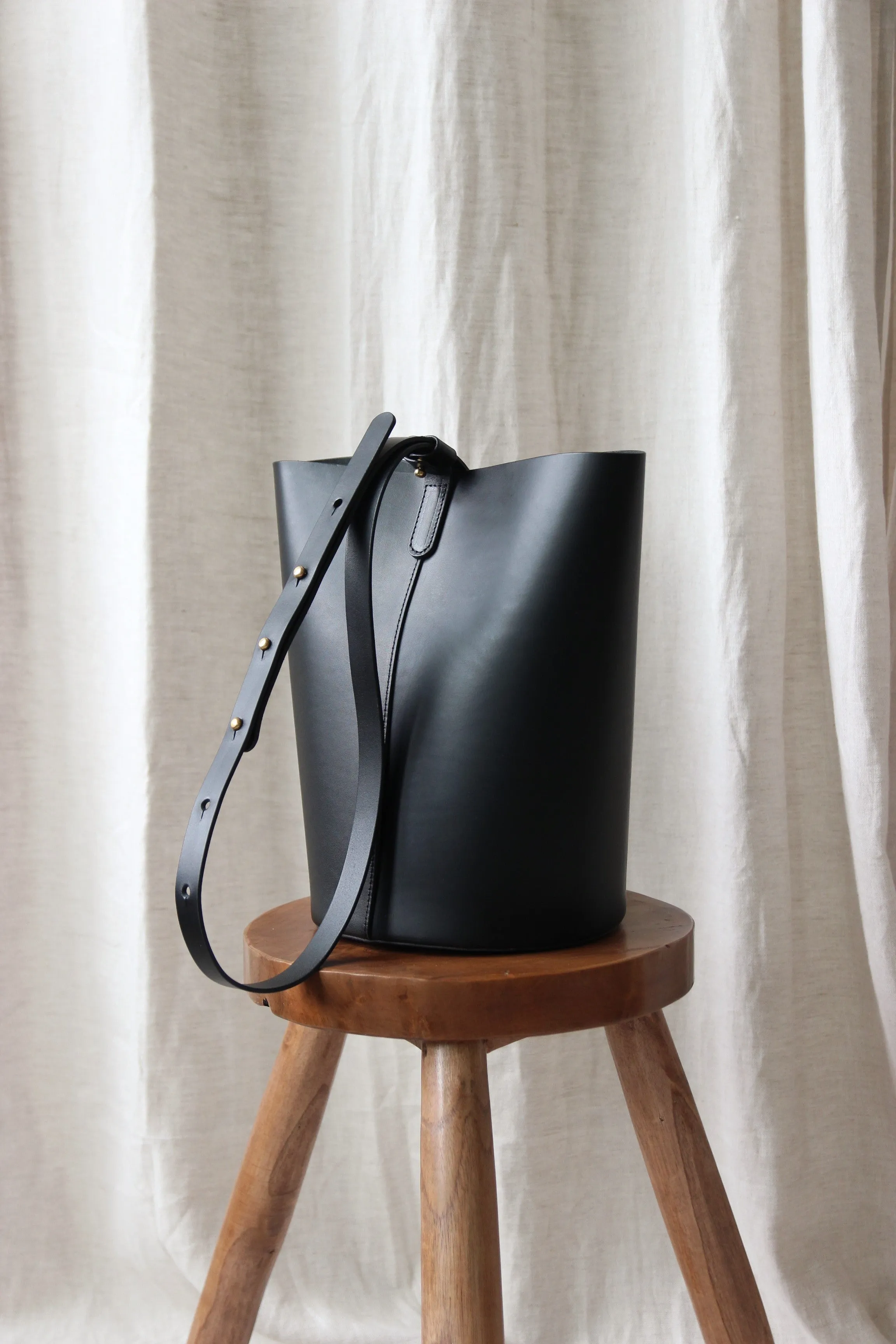 Round leather bucket bag black