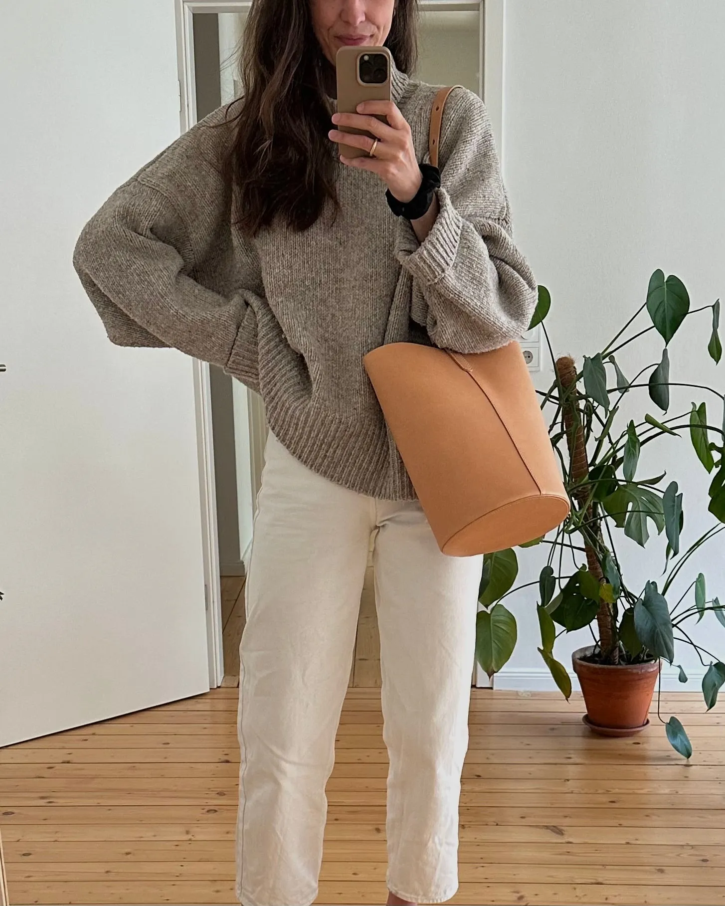 Round leather bucket bag black