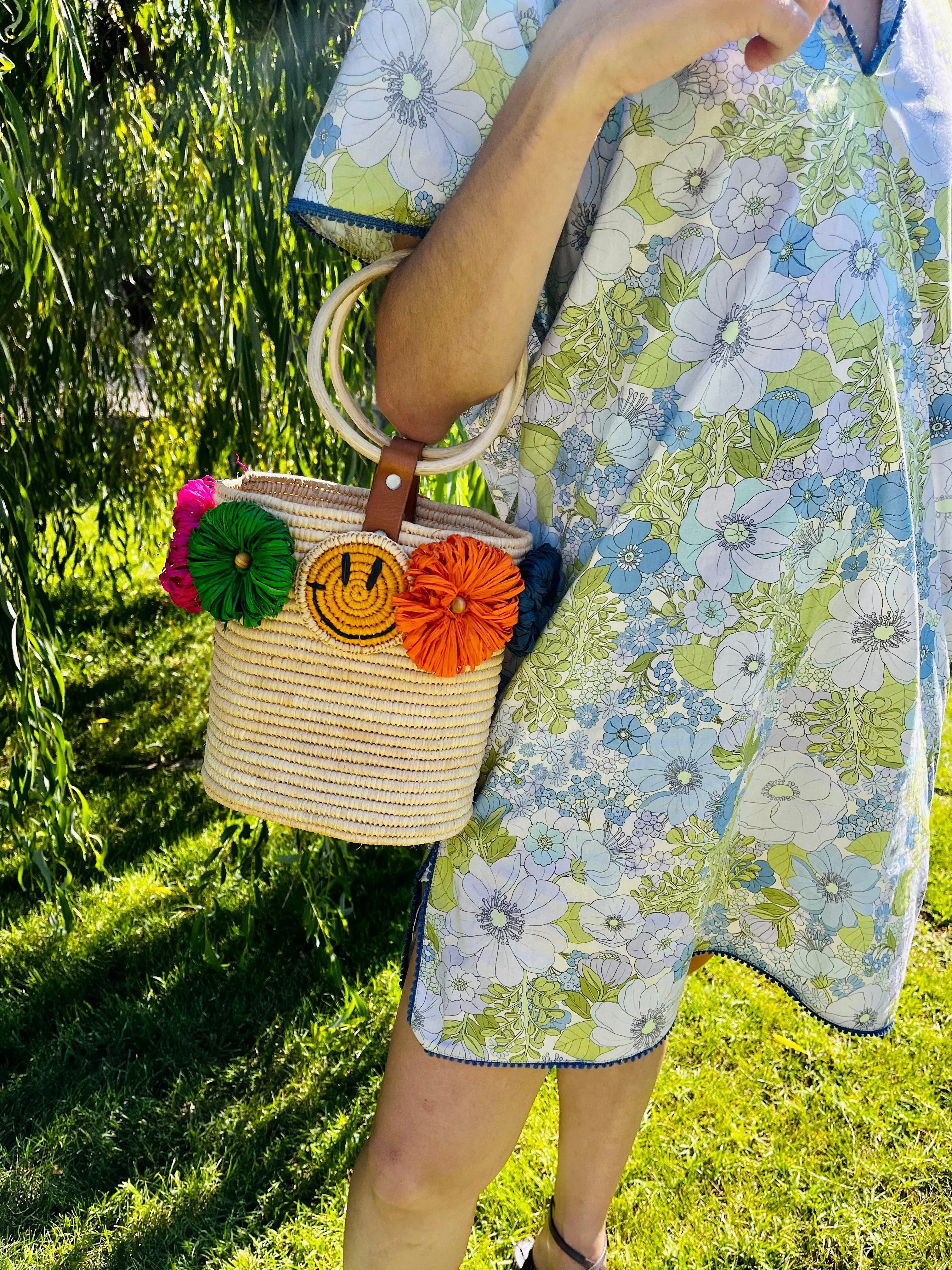 Smiley raffia bucket bag